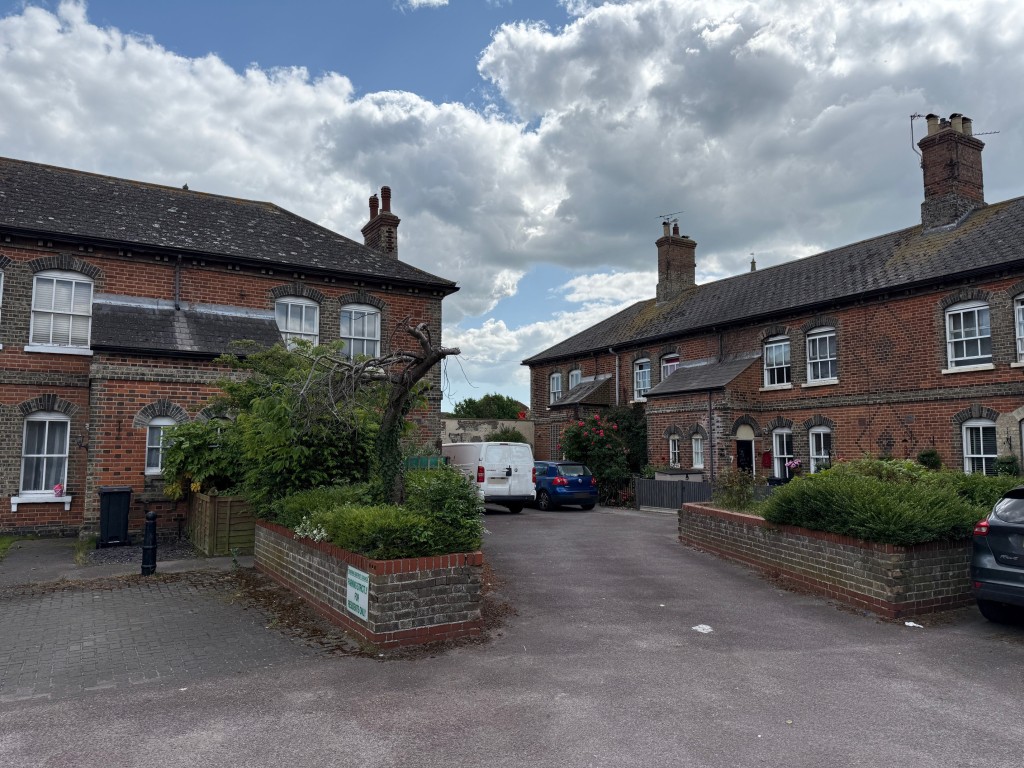 Lot: 127 - THREE-BEDROOM END-TERRACE COTTAGE FOR IMPROVEMENT - General view or the street scene at Angel Gate